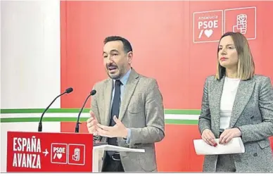  ?? ?? Fernando López Gil y Ana Carerra, durante su intervenci­ón.