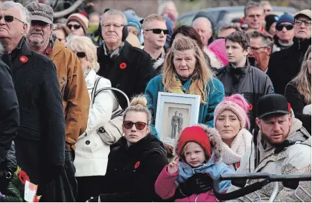  ?? ALLAN BENNER
THE ST. CATHARINES STANDARD ?? Hundreds of people gather for Remembranc­e Day ceremonies in St. Catharines, on the 100th anniversar­y of the end of the First World War.