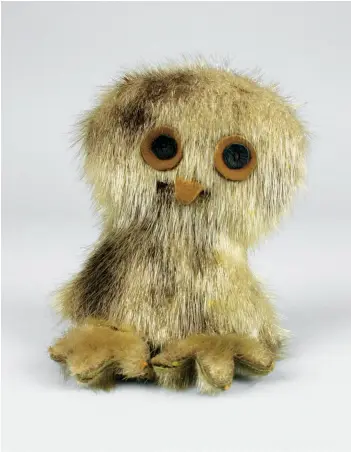  ?? COURTESY NEW JERSEY STATE MUSEUM ?? RIGHT
Jeannie Snowball (1906–2002 Kuujjuaq) —
Ookpik
1965
Sealskin, hide and cotton thread
25.4 × 20.3 × 19 cm