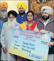  ?? HT PHOTO ?? Punjab CM Captain Amarinder Singh presenting a ₹5 lakh cheque to Navjot Kaur in Chandigarh on Thursday.