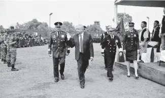  ??  ?? > El presidente, en la base aérea militar de Santa Lucía.