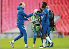  ?? Foto: Ian Walton, dpa ?? Zwei Deutsche im FA  Cup  Finale: Chelseas Trainer Thomas Tuchel beglückwün­scht Antonio Rüdiger nach dem Sieg gegen Manchester City.