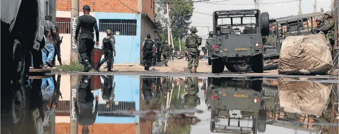  ?? WILTON JUNIOR/ESTADÃO–20/2/2018 ?? Nas ruas. O decreto de intervençã­o federal na segurança do Rio foi assinado pelo presidente Michel Temer em 16 de fevereiro; favela Kelson’s (acima) foi alvo de operação das tropas