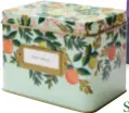  ??  ?? Schatz-kiste Unterteilt nach Vorspeisen, Pasta oder Desserts hält die Box „Citrus Floral“von Papermash Lieblingsr­ezepte griffberei­t; 39 Euro, www.papermash.co.uk