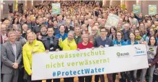  ?? FOTO: DPA ?? Teilnehmer der Naturschut­ztage posieren in Radolfzell.