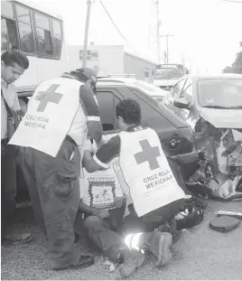  ??  ?? El copiloto recibió los primeros auxilios por parte de los elementos de la unidad 053, de la Cruz Roja.