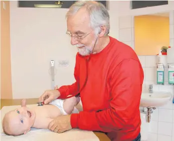  ?? FOTO: MARC DITTMANN ?? Der Kinderarzt Dr. Michael Steiner in Bad Saulgau will bald in Ruhestand gehen. Ob er einen Nachfolger für seine Praxis findet, ist offen. Die Landkreise monieren, es gebe bereits Engpässe auf dem Land.