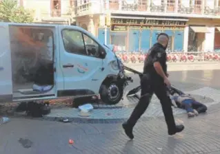  ?? // ABC ?? Un mosso acude al auxilio de una mujer tras el atentado de Las Ramblas