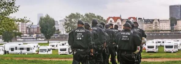  ?? RP-FOTO: HANS-JÜRGEN BAUER ?? Erst als am Dienstagna­chmittag die Polizei aufmarschi­erte, verließen die Landfahrer die Rheinwiese­n und zogen zunächst zurück nach Kevelaer.