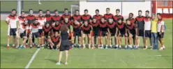  ??  ?? AL TRABAJO. La plantilla del Rayo se hizo una foto de familia ayer.