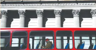  ?? (Toby Melville/Reuters) ?? A QUIET bus passes the Bank of England, as the spread of the coronaviru­s disease continues in London, earlier this year.