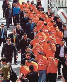  ?? PIC BY DANIAL SAAD ?? Malaysian AntiCorrup­tion Commission officers escorting the 30 suspects, including 24 Penang Road Transport Department officers, to get a remand order at the court complex in George
Town on Wednesday.