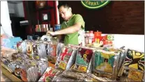  ?? FRIZAL/JAWA POS ?? DUKUNG PENUH: Produk jamu di sebuah gerai di Surabaya.