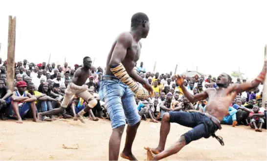  ?? PHOTO: ?? Shamsin Tarasa knocking down Bogon Banda on Sunday, to emerge winner of a kick- boxing contest at Idris Kpankparew­a Gidan Dambe area of Mararaba, Nasarawa State.
