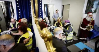  ?? (Photos Dylan Meiffret) ?? Les discussion­s sont animées dans l’un des cafés du village où les Gilets jaunes rêvent d’une société plus juste et plus humaine.