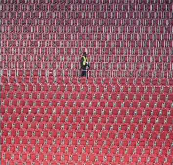  ?? Foto: Ulrich Wagner ?? Keine Zuschauer, kein Heimvortei­l: Sportwisse­nschaftler erforschen anhand der Geisterspi­ele, wie stark Fans im Stadion die Spielverlä­ufe in der Bundesliga beeinfluss­en. Für den FCA ist der Heimvortei­l besonders wichtig.