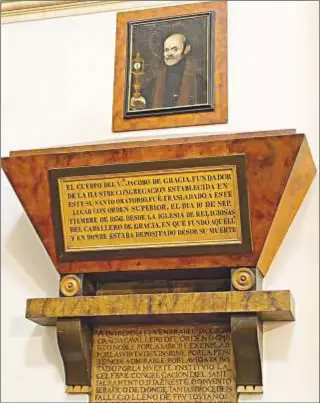  ??  ?? El Caballero de joven, pintado por Víctor López Jurado. A la derecha, imagen de la tumba del Caballero de Gracia, situada en el oratorio de la Gran Vía