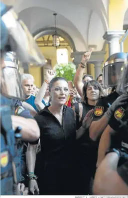  ?? ANTONIO L. JUÁREZ / PHOTOGRAPH­ERSSPORTS ?? Macarena Olona tuvo que ser escoltada por la Policía Nacional.