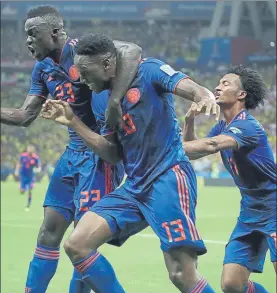  ??  ?? Yerry Mina celebra su gol con sus compañeros Davinson Sánchez y Cuadrado FOTO: GETTY IMAGES