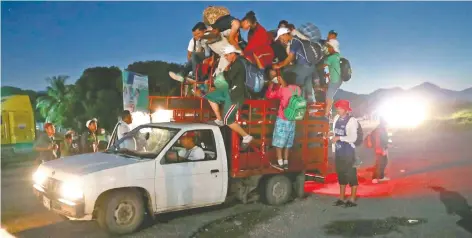  ??  ?? La Caravana Migrante salió de Mapastepec a Pijijiapan, Chiapas; en su mayoría los centroamer­icanos piden aventón para llegar más rápido.