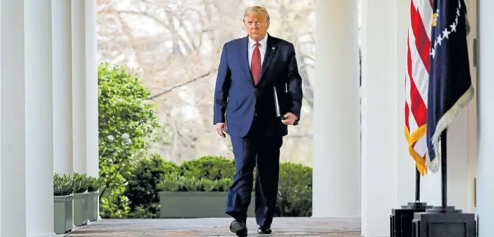  ?? REUTERS ?? Solo y seguro. El presidente de Estados Unidos, Donald Trump, ayer en la Casa Blanca camino a dar su discurso en el que anunció la extensión de las medidas de cuidado.