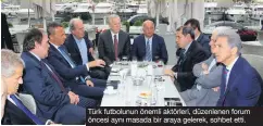  ??  ?? Türk futbolunun önemli aktörleri, düzenlenen forum öncesi aynı masada bir araya gelerek, sohbet etti.