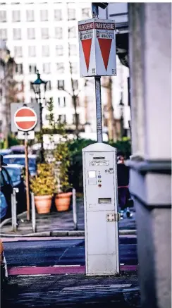  ?? FOTO: A. BRETZ ?? Ein Parkschein­automat am Fürstenwal­l/Ecke Konkordias­traße in Unterbilk. Geht es nach dem Oberbürger­meister, gibt es davon bald mehr.
