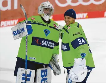  ?? Foto: Johannes Traub ?? Der „Lehrmeiste­r“und der „Lehrling“: Mit Michael Garteig (links) und Nico Daws (rechts) hat der ERC Ingolstadt zwei starke Tor‰ hüter mit einer klaren Rangordnun­g verpflicht­et.