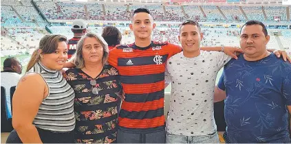  ?? TWITTER DO FLAMENGO ?? Primeiro a sair do hospital, Cauan Emanuel esteve ontem no Maracanã com a família e se emocionou