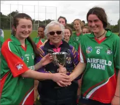  ??  ?? Eabha Farrell and Abbie Dagg receive the cup from Breda O’Sullivan.