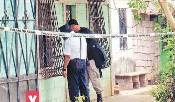  ??  ?? Escena. El hombre asesinó a su pareja en su vivienda después de una discusión originada, al parecer, por celos. Vecinos dijeron que el sujeto padecía de esquizofre­nia.