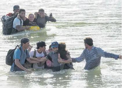 ?? AFP ?? Drama. Familias de migrantes en el momento que cruzan el peligroso Río Bravo hacia Estados Unidos.