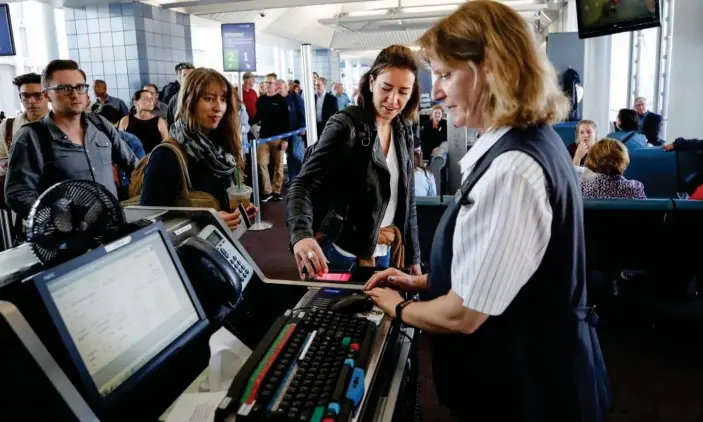  ?? Photograph: Kamil Krzaczyńsk­i/Reuters ?? Passengers check-in in for a United Airlines flight in Chicago. United doesn’t use facial recognitio­n technology.