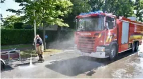  ?? FOTO THEO DERKINDERE­N ?? De brandweer zette onder meer een hogedrukre­iniger met warm water in om het frituurvet van het wegdek te krijgen.