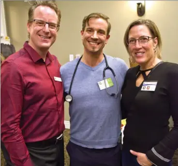  ?? BARB AGUIAR/Westside Weekly ?? Dr. Brett Phillips of Okanagan Naturopath­ic Healthcare Inc. (centre) catches up with Dr. Kevin Holroyd and Dr. Susan Holroyd of Holroyd Family Chiropract­ic.