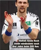  ??  ?? Beifall: Kevin Roch bleibt mindestens noch drei Jahre beim EHV Aue.