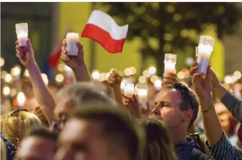  ??  ?? FOTO: IMAGO
Mit Kerzen in der Hand protestier­en die Menschen in Warschau am Abend der Parlaments­debatte gegen die umstritten­e Justizrefo­rm der PiS-Partei.