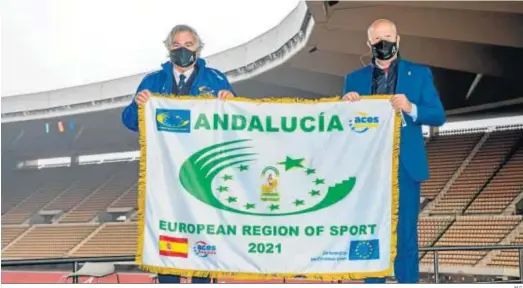  ?? M.G. ?? El presidente de ACES Europe, Gian Francesco Lupattelli, muestra junto a Javier Imbroda la bandera de la región del deporte.