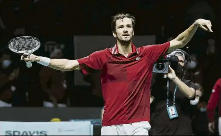  ?? FOTO: EFE ?? Daniil Medvedev gestualiza­ndo en plena bronca con el público del Madrid Arena. Señalando que él sigue en el torneo, no así España