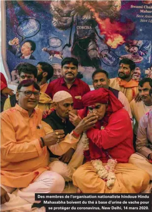  ??  ?? Des membres de l'organisati­on nationalis­te hindoue Hindu Mahasabha boivent du thé à base d'urine de vache pour se protéger du coronaviru­s, New Delhi, 14 mars 2020.