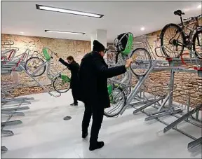  ??  ?? Des places pour bicyclette­s seront créées dans des parkings sécurisés.