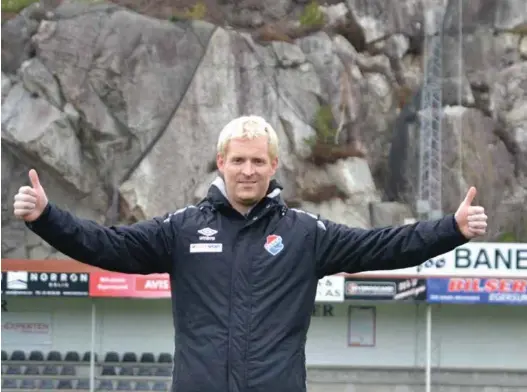  ?? TORE KOMMEDAL ASHEIM ?? Det er her det skal skje. Bjørn-Arne Slettebøe i Eiger FK ønsker velkommen til Hålå, som kommer til å koke onsdagskve­ld når de møter storebror EIK i cupens 1. runde.