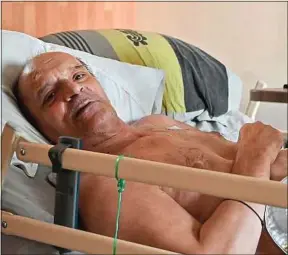  ??  ?? Alain Cocq, 57 ans, dans son appartemen­t médicalisé, à Dijon, en août 2020.