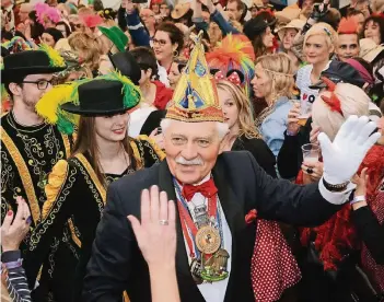  ?? RP-FOTO: WOLFGANG KAISER ?? Heinz Börsch als Präsident des Kempener Karnevals-Vereins (KKV) in seinem Element. Am Donnerstag führte er das Prinzenpaa­r beim Altweibert­reiben auf dem Buttermark­t durchs Festzelt zur Bühne.