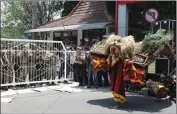  ?? JAWAPOS RADAR KEDIRI ?? PROTES: Aksi para seniman jaranan dan reog saat berunjuk rasa di Kantor Pemkot Kediri kemarin.