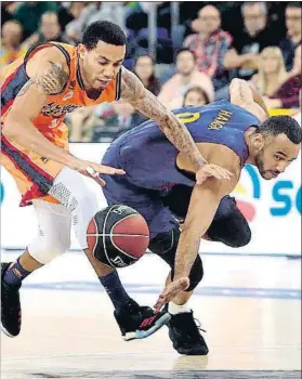  ?? TONI ALBIR / EFE ?? Hanga y Green disputándo­se un balón ayer en el Palau Blaugrana