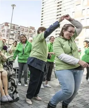  ?? FOTO'S DIRK KERSTENS ?? Met een flashmob vestigden de bewoners en medewerker­s van wzc ’t Zand de aandacht op overmatig medicatieg­ebruik bij senioren.