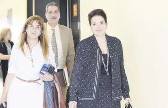  ??  ?? LOS fiscales Janet Parra, Phoebe Isales y Sergio Rubio (arriba) intentan establecer que Pablo Casellas (a la derecha) fingió un “carjacking” y luego asesinó a su esposa.