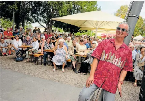  ?? FOTO: KERSTIN KRÄMER ?? Glücklich und fix und fertig: Claude Adam-Brettar im vergangene­n Jahr am letzten Abend der Reihe Sonntags ans Schloss. Der Erfolg war gigantisch, der Andrang enorm. In diesem Jahr soll der Schlossgar­ten auch wieder voll werden. Und es warten viele neue Bands.