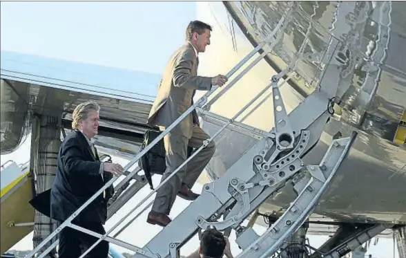  ?? SUSAN WALSH / AP ?? Michael Flynn , seguido por Stephen Bannon, en el momento de subir al Air Force One el domingo en Florida